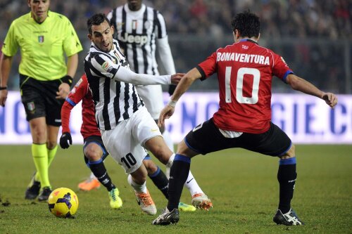 Tevez (centru) l-a depășit pe Bonaventura, dar și pe cel mai prolific golgeter juventin din ultimele 3 campionate // Foto: Reuters