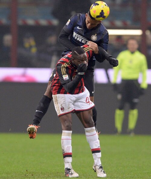 Balotelli, golgeterul Seriei A în anul 2013, cu 18 reușite, e călcat în picioare de Juan Jesus // Foto: Reuters