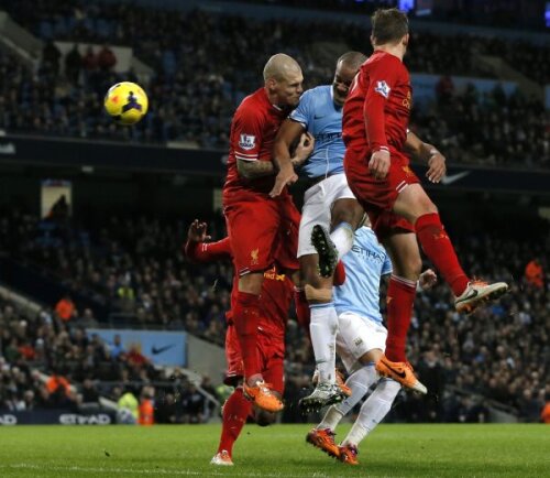 Hercule! Kompany, în albastru, înscrie dintre fundașii lui Liverpool
Foto: Reuters