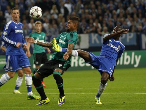 Boateng (stînga) a avut la Schalke un sezon măcinat de desele probleme la genunchi, reușind 6 goluri în 18 meciuri // Foto: Reuters
