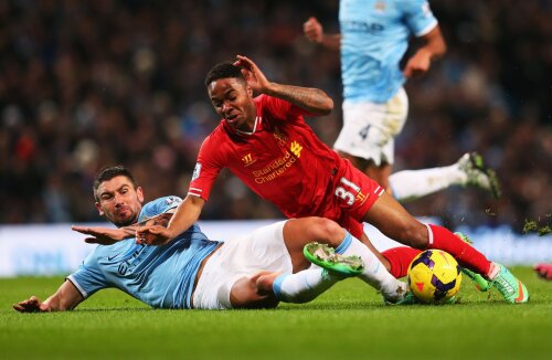 Sterling (Liverpool), 19 ani, luat pe sus de Kolarov, fundaşul lui City // Foto: Guliver/GettyImages