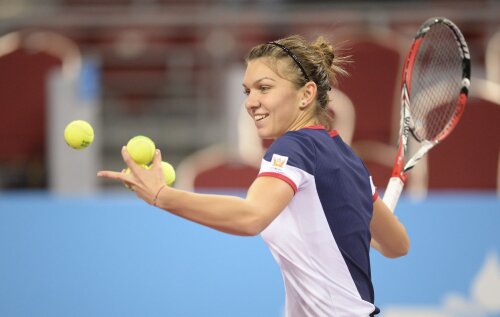 Simona Halep aruncînd mingi în tribună după o victorie în turneul de la Sofia // Foto: Raed Krishan