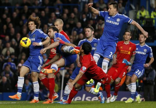 Crampoanele lui Ivanovici (centru) îl bărbieresc pe Suarez, dar golgeterul lui Liverpool nu cedează // Foto: Reuters