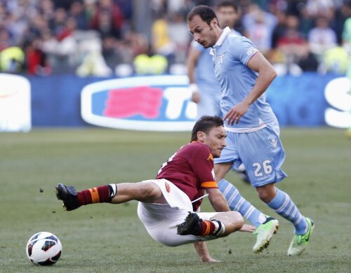 Afectat de probleme musculare, Radu (în duel cu Totti) nu știe cine va sta pe bancă luni, la meciul cu Inter // Foto: Reuters