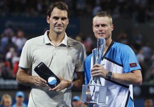 Federer şi Hewitt cu trofeele primite la Brisbane // Foto: Reuters