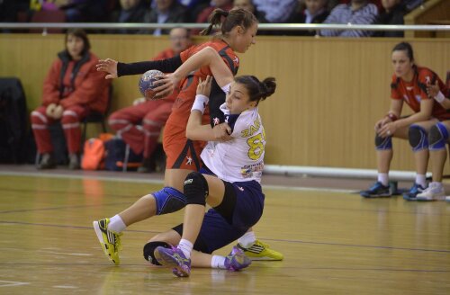 Irina Glibko (în roşu) în duel cu Cristina Zamfir, a ratat 5 aruncări de la 7 metri în meciul cu brașovencele // Foto: Cristi Preda