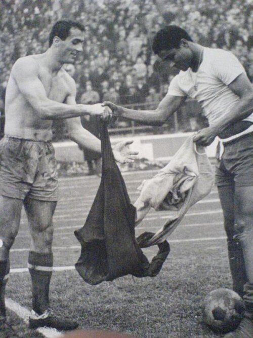 Dan Coe și Eusebio la finalul meciului România - Portugalia din 1969