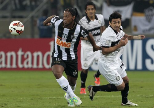 Ronaldinho, stînga, a cîștigat anul trecut Copa Libertadores cu Atletico Mineiro