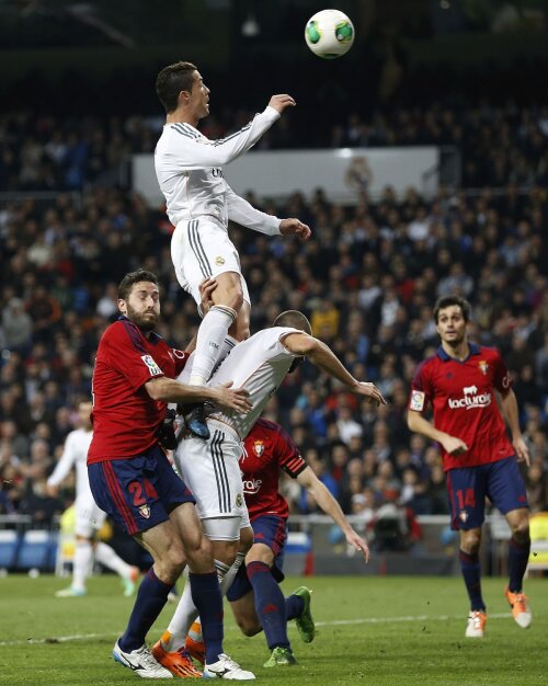 Ronaldo e mult deasupra tuturor. Loveşte mingea cu capul şi, în acelaşi timp, îl izbeşte pe Benzema cu genunchiul în ceafă // Foto: Guliver/GettyImages