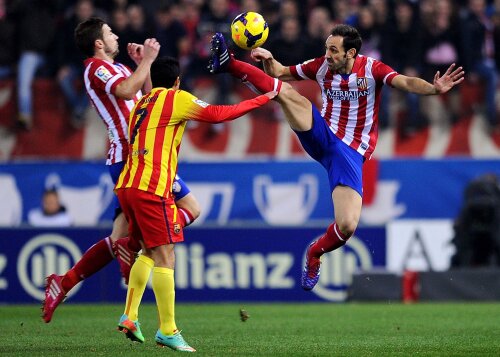 Madrilenul Juanfran (dreapta) îi fură mingea la înălţime lui Pedro, aripa Barcelonei // Foto: Guliver/GettyImages