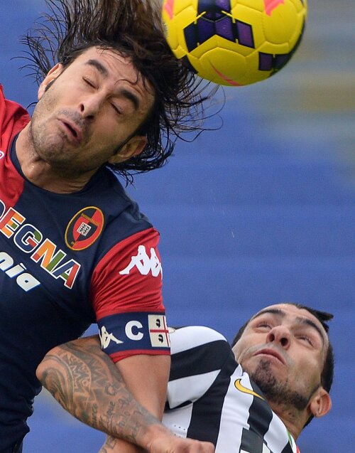 Tevez, golgeterul lui Juve (11 reuşite), într-un duel acerb cu Daniele Conti, căpitanul lui Cagliari // Foto: MediafaxFoto/AFP