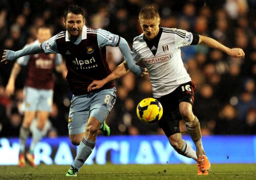 Raţ (stînga) rezistă în duelul cu Duff, aripa lui Fulham // Foto: Guliver/GettyImages