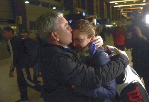 Simona Halep îmbrățișată de tatăl său Foto: Raed Krishan