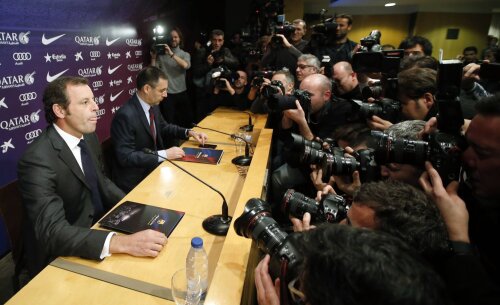 Rosell (prim-plan) şi Bartomeu (noul preşedinte), asaltaţi de fotografi la conferinţa de presă de joi seară // Foto: Reuters
