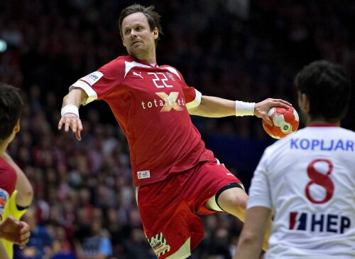 Danezul Kasper Soendergaard, peste
apărarea croată în meciul din semifinale
