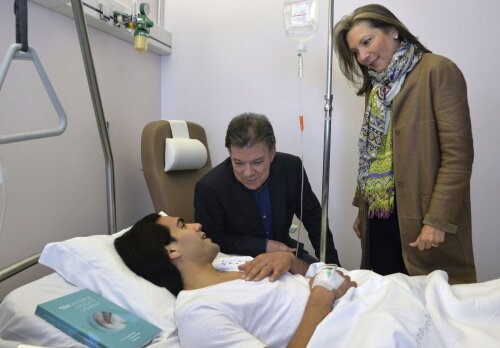 Preşedintele Santos şi soţia sa alături de Falcao, la spital // Foto: Reuters