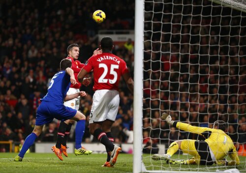 Van Persie (la minge) a înscris 11 goluri pentru United în acest sezon (17 apariții) // Foto: Reuters