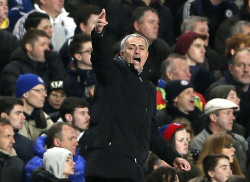 Mourinho țipă pe margine, într-o mare de fani disperați. Chelsea a ratat șansa de a o egala pe Arsenal