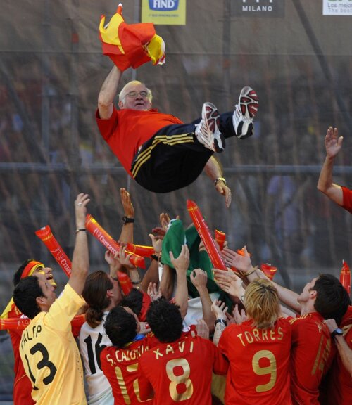 Luis Aragones, aruncat spre cer de jucătorii săi în iunie 2008, după ce Spania a cucerit Europa // Foto: Guliver/GettyImages