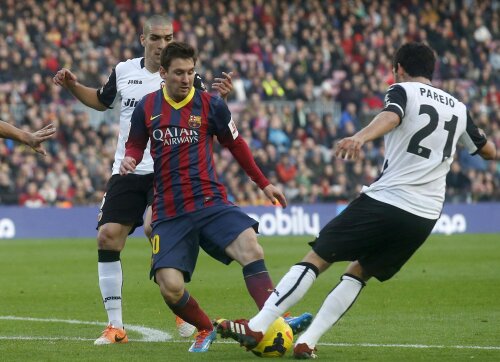 Messi, înconjurat de adversari, a şutat de 9 ori la poartă, dar a înscris un singur gol // Foto: Reuters