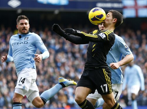 Hazard pupă mingea, sperînd s-o învingă pe City // Foto: Reuters