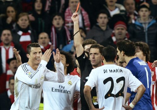Ronaldo îl lovește ușor pe Gurpegui și arbitrul Ayza Gamez l-a trimis direct la vestiare // Foto: Reuters