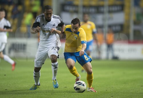 Damien Boudjemaa în meciul Petrolul - Swansea din preliminariile Europa League, scor 2-1