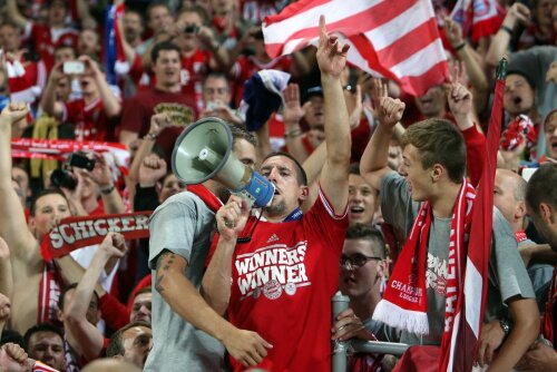 Ribery cîntă cu fanii bavarezi după încă o victorie a lui Bayern // Foto: Reuters