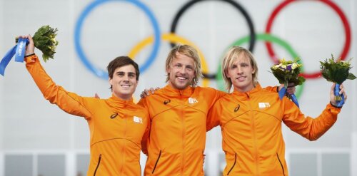 Michel Mulder (centru), primul aur olimpic olandez la 500 m patinaj viteză // Foto: Reuters