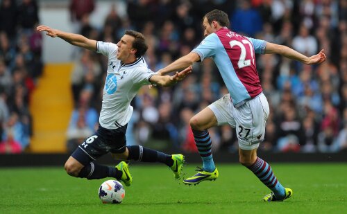 Vlad Chiricheş (stînga) mai primeşte o lovitură în spate. Adversar şi vinovat, Libor Kozak, jucătorul lui Aston Villa // Foto: Guliver/GettyImages