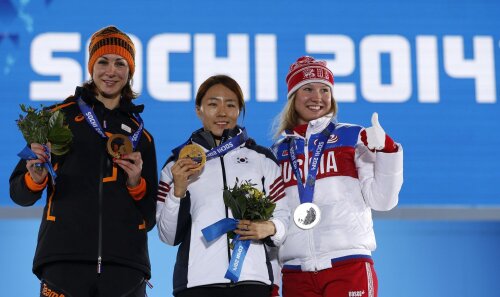 Margot Boer (Olanda), Lee Sang-hwa (Coreea de Sud) şi Olga Fatkulina (Rusia) cu medaliile lor după proba de patinaj viteză, 500 de metri