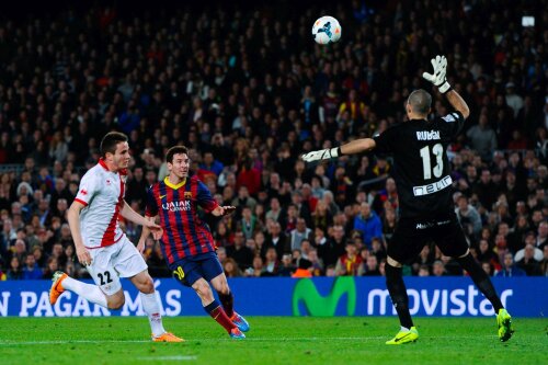 Execuţie fără cusur. Messi găseşte traiectoria ideală cu acest lob peste Ruben, portarul lui Rayo // Foto: Guliver/GettyImages