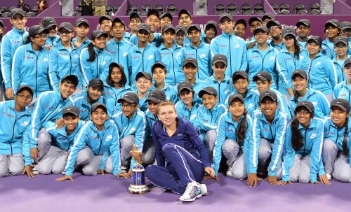 La finalul festivităţii de premiere de la Doha, Simona Halep a pozat cu trofeul şi cu copiii de mingi