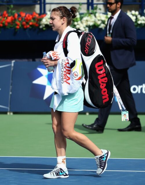 Momentul în care Simona Halep a părăsit ieri terenul, supărată şi cu piciorul drept bandajat Foto: Guliver/GettyImages