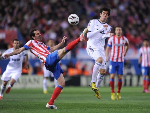 Kaka (dreapta, atacat de Godin)
vrea să rupă seria neagră a
Milanului, 4 eliminări consecutive
în Ligă cu echipele spaniole
Foto: Guliver/GettyImages