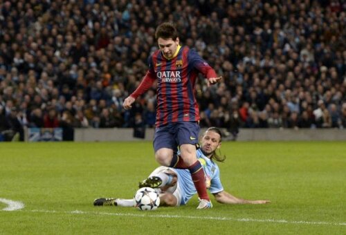Momentul-cheie: Demichelis (stînga) începe alunecarea şi îl va agăţa pe Messi, dar nu pe linia de 16 m, ci exact înaintea careului