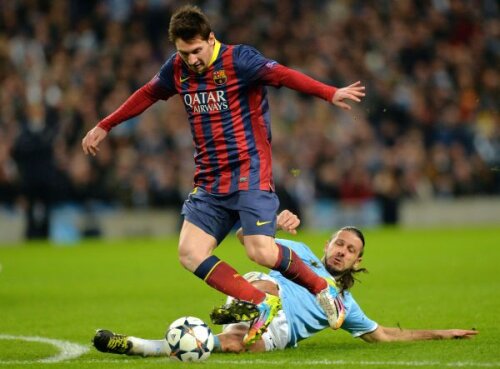 Demichelis îl oprește neregulamentar pe Messi din drumul spre gol și va vedea cartonașul roșu
Foto: MediafaxFoto/AFP