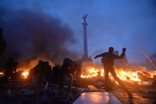 Protestatarii atacă trupele speciale cu pietre în Piaţa Independenţei şi primesc în piept gloanţele lunetiştilor
