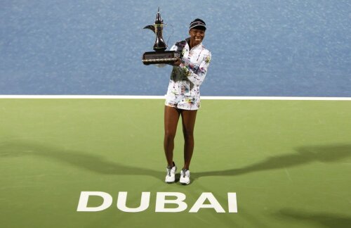 Venus Williams, alături de trofeul cucerit la Dubai