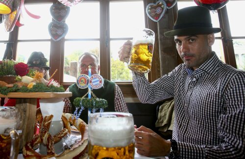 Pep Guardiola savurează o halbă de bere bavareză: Prosit! (Sănătate!) // 
Foto: Reuters