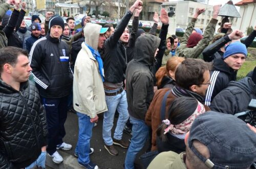 Stare de asediu, ieri, la Craiova, cu jucători și fani nervoși și disperați
Foto: Bogdan Dănescu (Craiova)