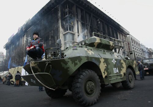 Copiii au cucerit blindatele revoluţiei de la Kiev, dar ameninţarea rusă sperie iarăşi Ucraina // Foto: Reuters