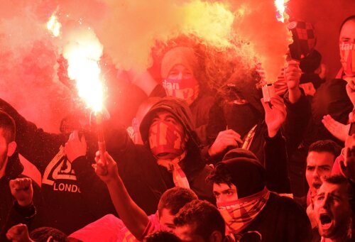 Ultraşii Galatei i-au primit pe englezi cu flăcări la Istanbul // Foto: Reuters