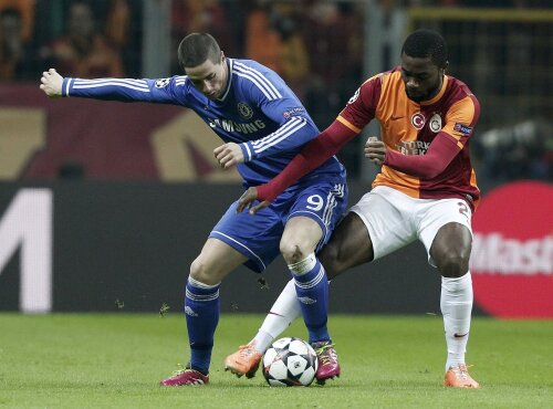 Torres (stînga) și Chedjou au marcat aseară la aceeași poartă și aproape din același loc // Foto: Reuters
