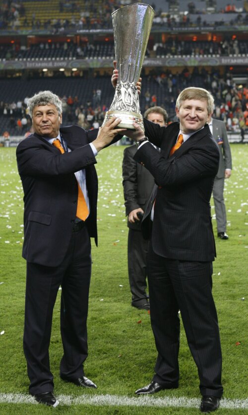 Rinat Ahmetov şi Mircea Lucescu în primăvara lui 2009, cînd Şahtior cucerea Cupa UEFA // Foto: Reuters
