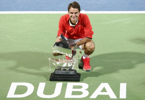 Roger Federer și trofeul de la Dubai