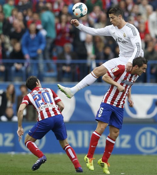 Ronaldo (între Juanfran, stînga, și Koke) și Real au fost superiori după pauză, dar s-au mulțumit cu egalul // Foto: Reuters