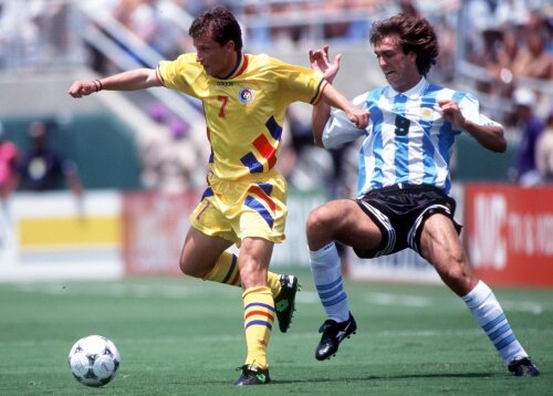 Batistuta (dreapta) îl vînează pe Dorinel Munteanu la World Cup 1994 // Foto: Guliver/GettyImages