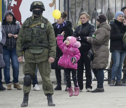 Soldaţii Moscovei patrulează zi şi noapte în principalele oraşe din Crimeea, regiune autonomă ce aparţine Ucrainei // Foto: Reuters
