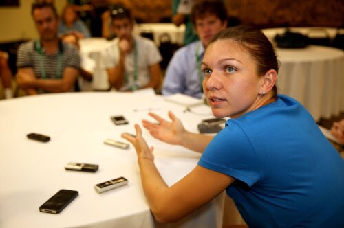 Simona Halep răspunzînd întrebărilor ziariştilor la Indian Wells // Foto: AFP-Mediafax